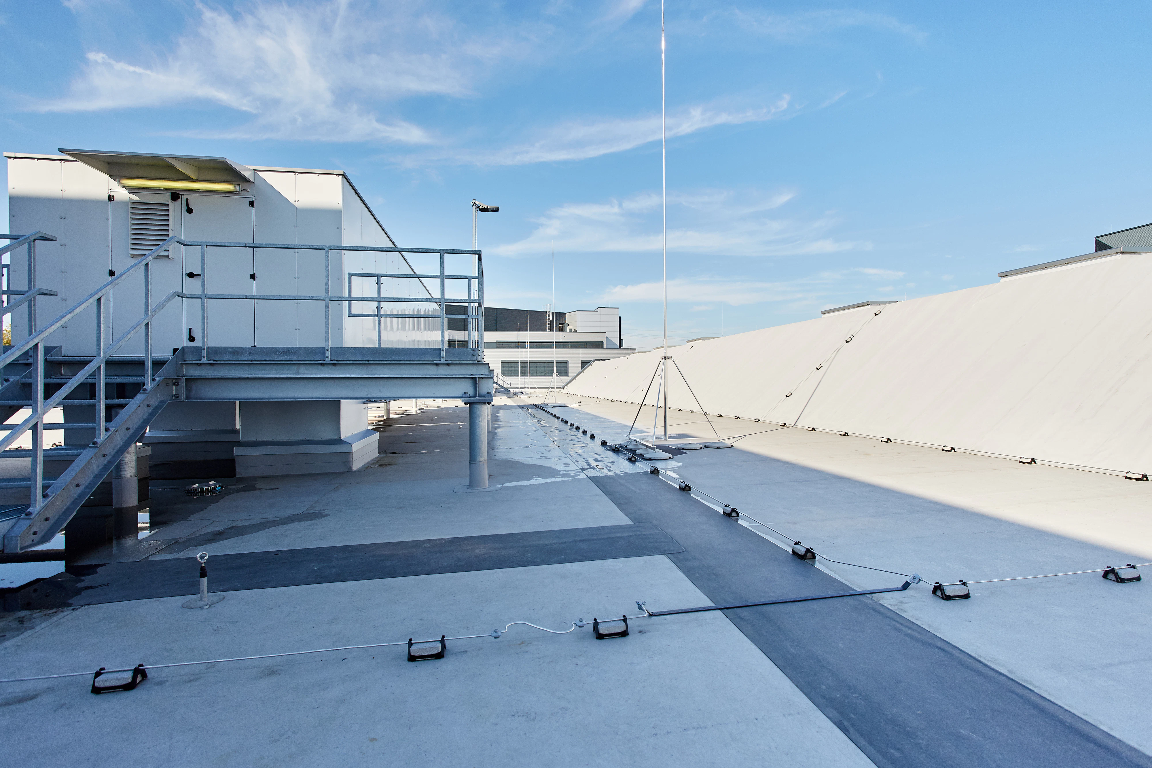 pim, flatroof, flat roof, fri, FRI, Flachdach, insulation, Solarrock, higher stressed flat roof, höher beansprucht, walkway, Wartungsweg, Germany, SEW Bruchsal 10/2017, Job 5091, gespiegelt, retuschiert, header/hero (Verlängerung ist vor Ablauf der Nutzungsdauer bei SEW zu beantragen)