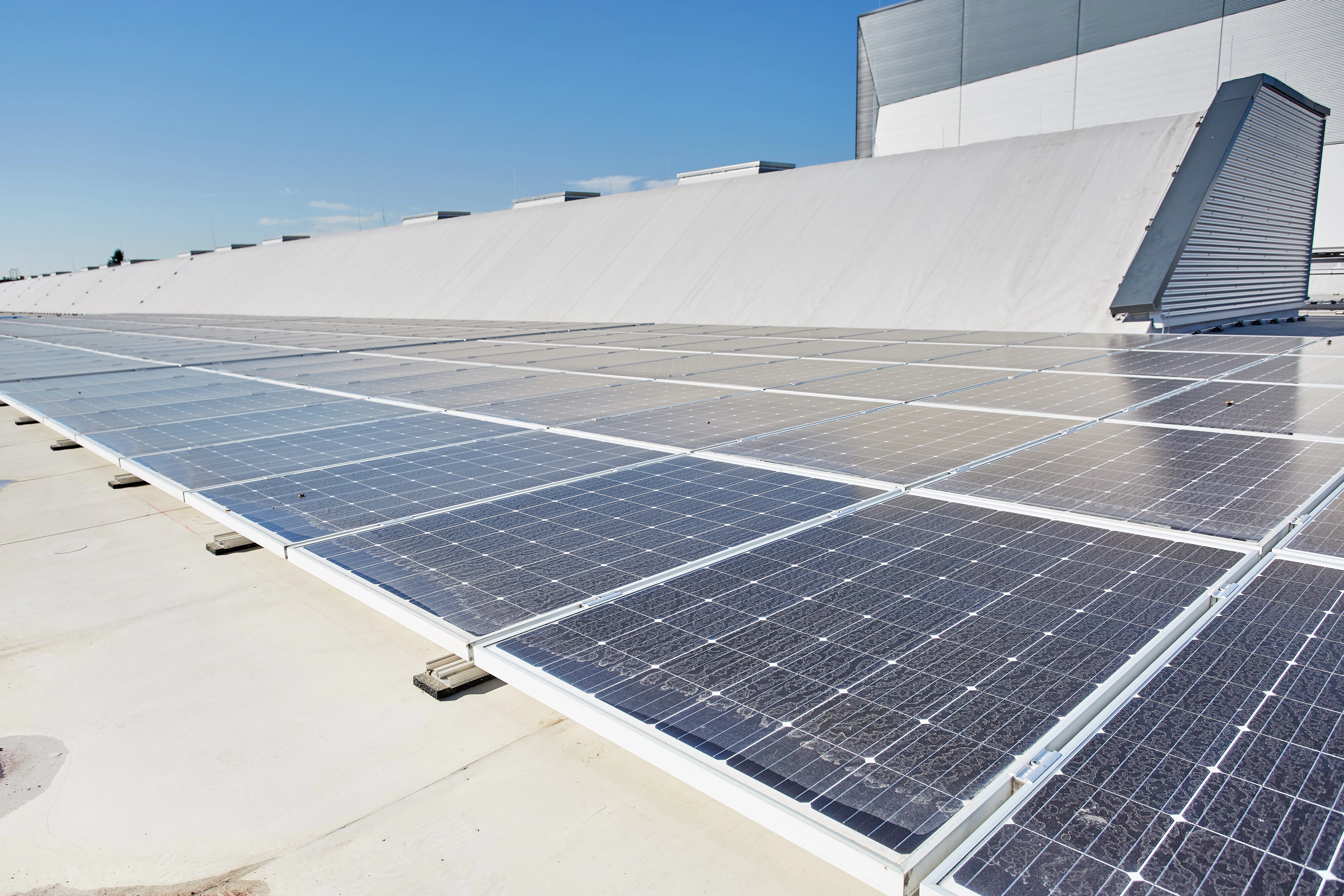 pim, flatroof, flat roof, fri, FRI, Flachdach, insulation, Solarrock, solar panel, solar panels, PV, PV-Anlage, Photovotaik, higher stressed flat roof, höher beansprucht, walkway, Wartungsweg, Germany, SEW Bruchsal 10/2017, Job 5091 (Verlängerung ist vor Ablauf der Nutzungsdauer bei SEW zu beantragen)