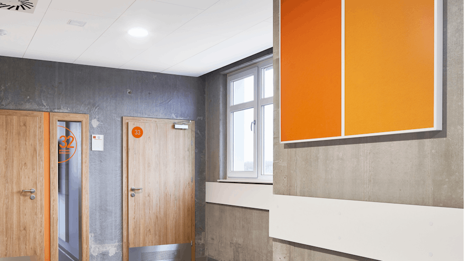 PL, Poznan, Marcin Sakson, Front Architects, Education, Rockfon Blanka, Rockfon Samson, A edge, 1200x600 white, orange