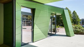 Renovation and extension of the Betty-Greif school in Pfarrkirchen, Germany with Rockpanel Colours incl. ProtectPlus coating