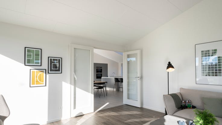 DK, Aalborg, HusCompagniet, Private Home, living room, dining room, kitchen, Rockfon Blanka, B-edge, 1200x600, white, Rockfon System B Adhesive