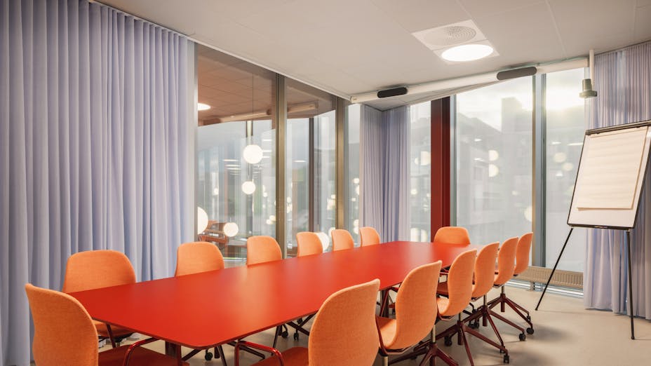 Meeting room in Sundebygget campus NTNU Ålesund in Ålesund Norway with Rockfon Color-all A-Edge