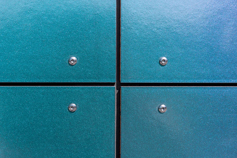 Case Study, IMS Kontorbygg, NO, Rockpanel Chameleon (Purple - Green - Blue), Rockpanel Colours (RAL 9005)