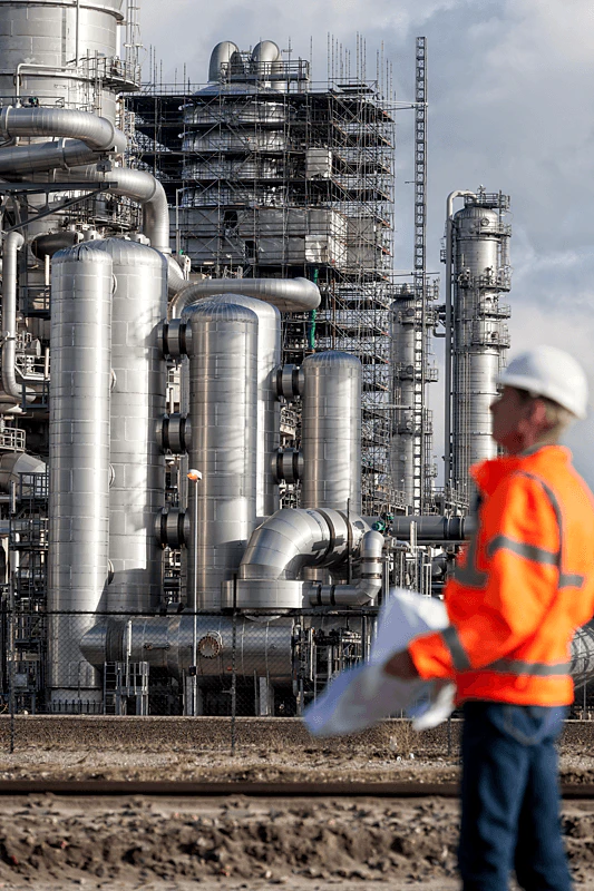 worker, helmet, process, owner, vessel, column, engineer, distillation tower, industry, industrial, plant, ProRox, energy,one person, vertical