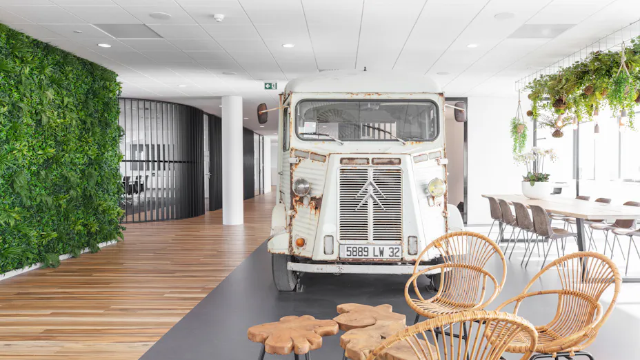 bureau avec design de plafond acoustique