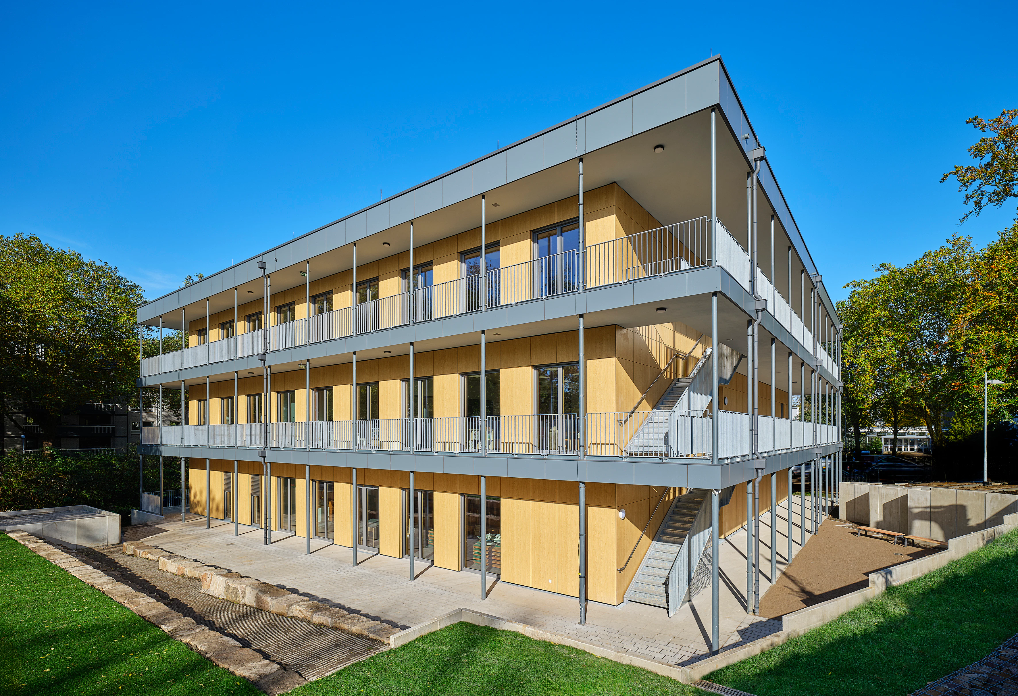 Case Study, Schule Rosastrasse, DE, Rockpanel Woods Beech & Rockpanel Colours RAL 7012.