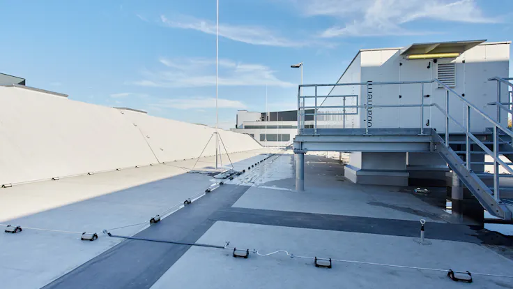 flatroof, flat roof, fri, FRI, Flachdach, insulation, Solarrock, higher stressed flat roof, höher beansprucht, walkway, Wartungsweg, Germany, SEW Bruchsal 10/2017, Job 5091 (Verlängerung ist vor Ablauf der Nutzungsdauer bei SEW zu beantragen)