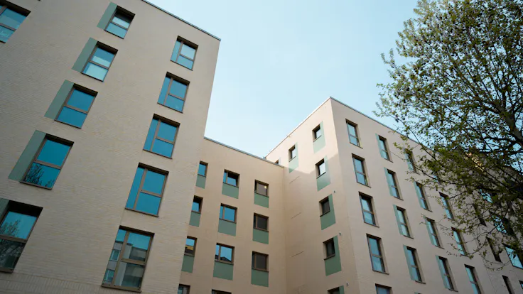 new residential and commercial buildings, facade, facade insulation, etics, coverrock X-2, neubau wohn- und geschäftshäuser, fassade, fassadendämmung, wärmedämmverbundsystem, germany, presse, press, bernauer straße, reference case Germany, Foto Lenk 04/25