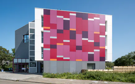Asuintalojen pitäminen huippukunnossa tuulettuvalla Rockpanel-julkisivuverhouksella