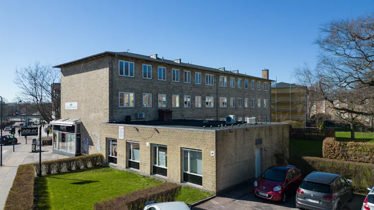 Geels Skovbryn. • Byggeperiode: 2022-2023 • Areal/kvadratmeter: 600 m2• Bygherre: A/B Geels Skovbryn• Entreprenør: Activ Isolering A/S• Underentreprenør: Hansens• Produkter: Facadebatts• Bygningstype: Boligforening, etagebyggeri