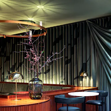 Restaurant in Brasseri Astoria in Stockholm Sweden with Rockfon Mono Acoustic TE-Edge