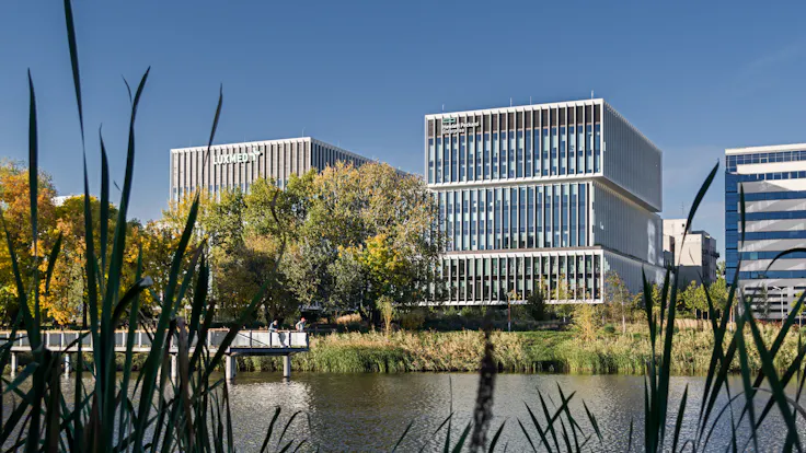 case study LAKESIDE WARSZWA office building BREEAM Outstanding certification, WELL Gold certification, E.ON Polska S.A. certification, Class A standard offices, and beautifully landscaped green surroundings - since the end of 2023, the prestigious Lakeside office and service complex has been operating in Warsaw’s Mokotów district, utilizing ROCKWOOL stone wool insulation materialsphotographer Rafal Chojnacki