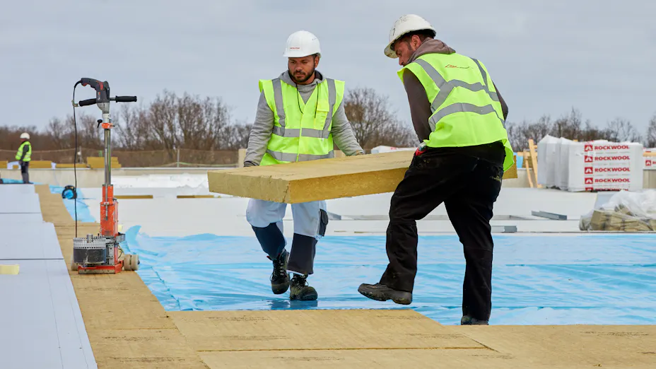 Flachdachdämmung von ROCKWOOL wird auf Dach verlegt