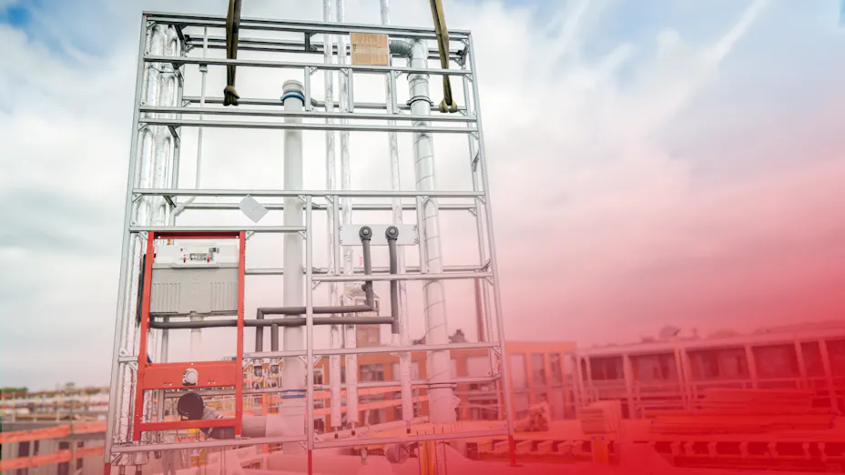 Vorgefertigte TGA-Installationswand mit integrierter ROCKWOOL Steinwolle-Dämmung auf der Baustelle.