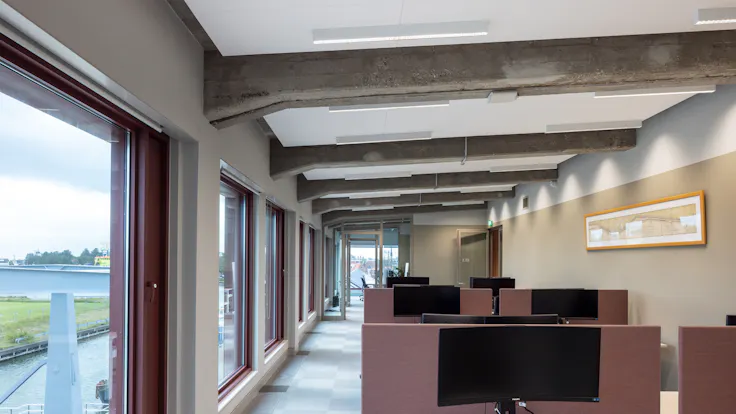 Open plan office in Stadhuis Den Helder in Den Helder Netherlands with Rockfon Mono Acoustic TE-Edge