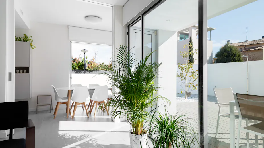 Nearly zero energy building from the inside