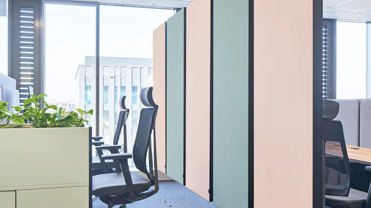 Open Plan Office in Rockwool GBS - biuro w Warszawie in Warszawa Poland with Rockfon Canva Hanging Divider, in color Seashell, Sage