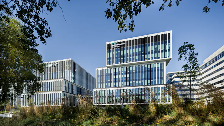 case study LAKESIDE WARSZWA office building BREEAM Outstanding certification, WELL Gold certification, E.ON Polska S.A. certification, Class A standard offices, and beautifully landscaped green surroundings - since the end of 2023, the prestigious Lakeside office and service complex has been operating in Warsaw’s Mokotów district, utilizing ROCKWOOL stone wool insulation materialsphotographer Rafal Chojnacki