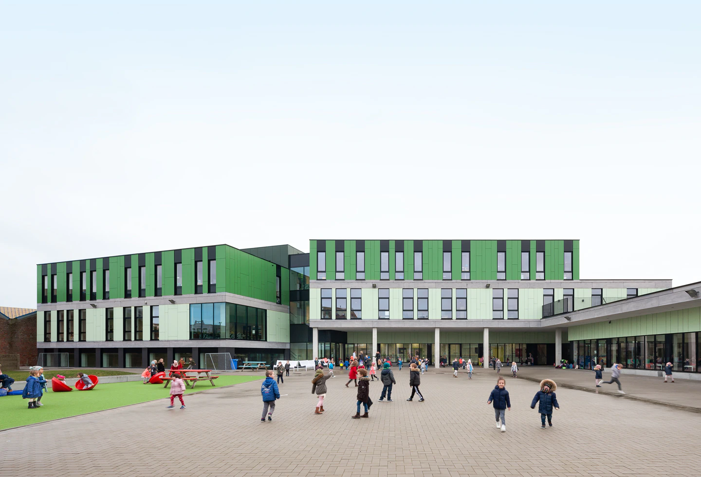 Rockpanel Case Study
Vrije basisschool Sint-Jozef en Sint-Pieter
Rockpanel Colours RAL 130 80 20 en RAL 130 50 30