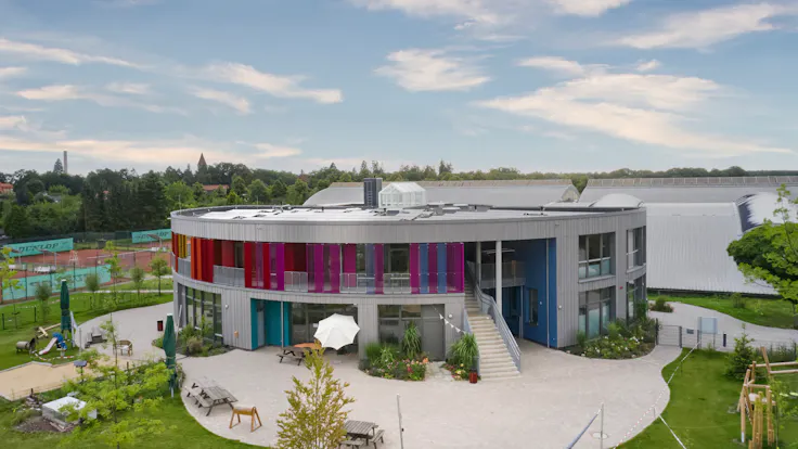 Case Study, Gipfelstürmer, DE, Rockpanel Colours, RAL 3002, RAL 2001, RAL 1032, RAL 5021, RAL 5014, RAL 4006, RAL 6029.