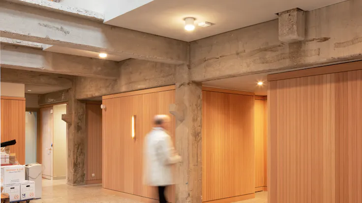 Corridor in Stadhuis Den Helder in Den Helder Netherlands with Rockfon Mono Acoustic TE-Edge