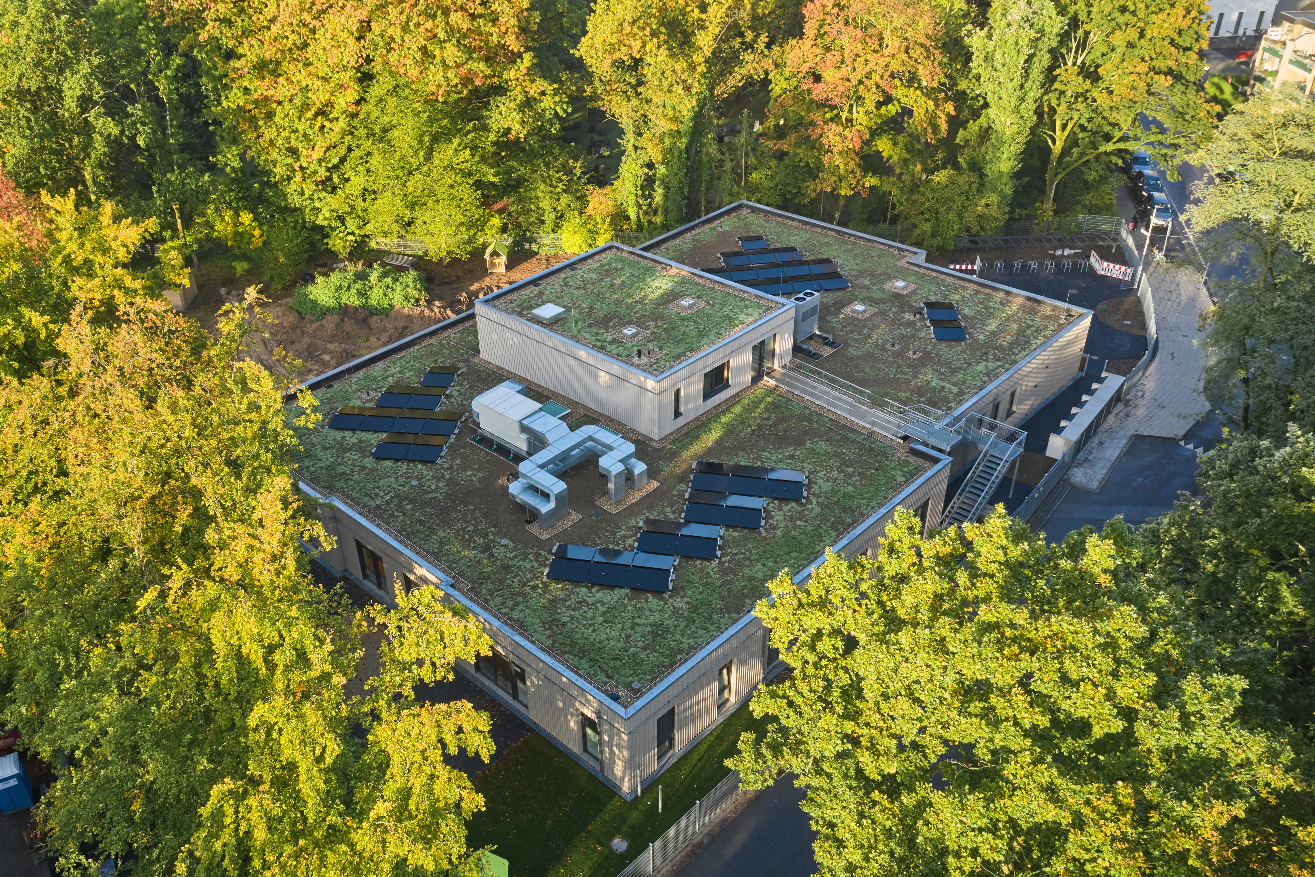 kita hilden, referenz kita hilden, Kindertageseinrichtung Am Holterhöfchen, flachdach pv-anlage, flat roof pv system, belastbares Flachdach, resilient flat roof, nachhaltiger Modulbau, sustainable modular construction, Job 706 Foto Behrendt (Hammes), reference, Referenz, Germany