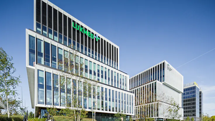 case study LAKESIDE WARSZWA office building BREEAM Outstanding certification, WELL Gold certification, E.ON Polska S.A. certification, Class A standard offices, and beautifully landscaped green surroundings - since the end of 2023, the prestigious Lakeside office and service complex has been operating in Warsaw’s Mokotów district, utilizing ROCKWOOL stone wool insulation materialsphotographer Rafal Chojnacki