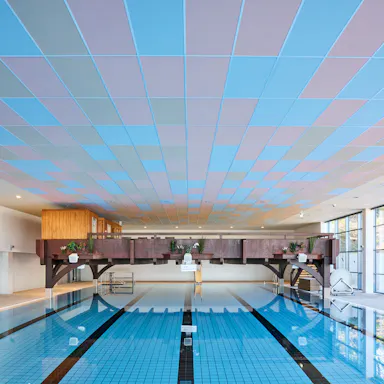 Swimming Pool in Sportzentrum Hellberg in Eppelborn Germany with Rockfon Color-all A-Edge