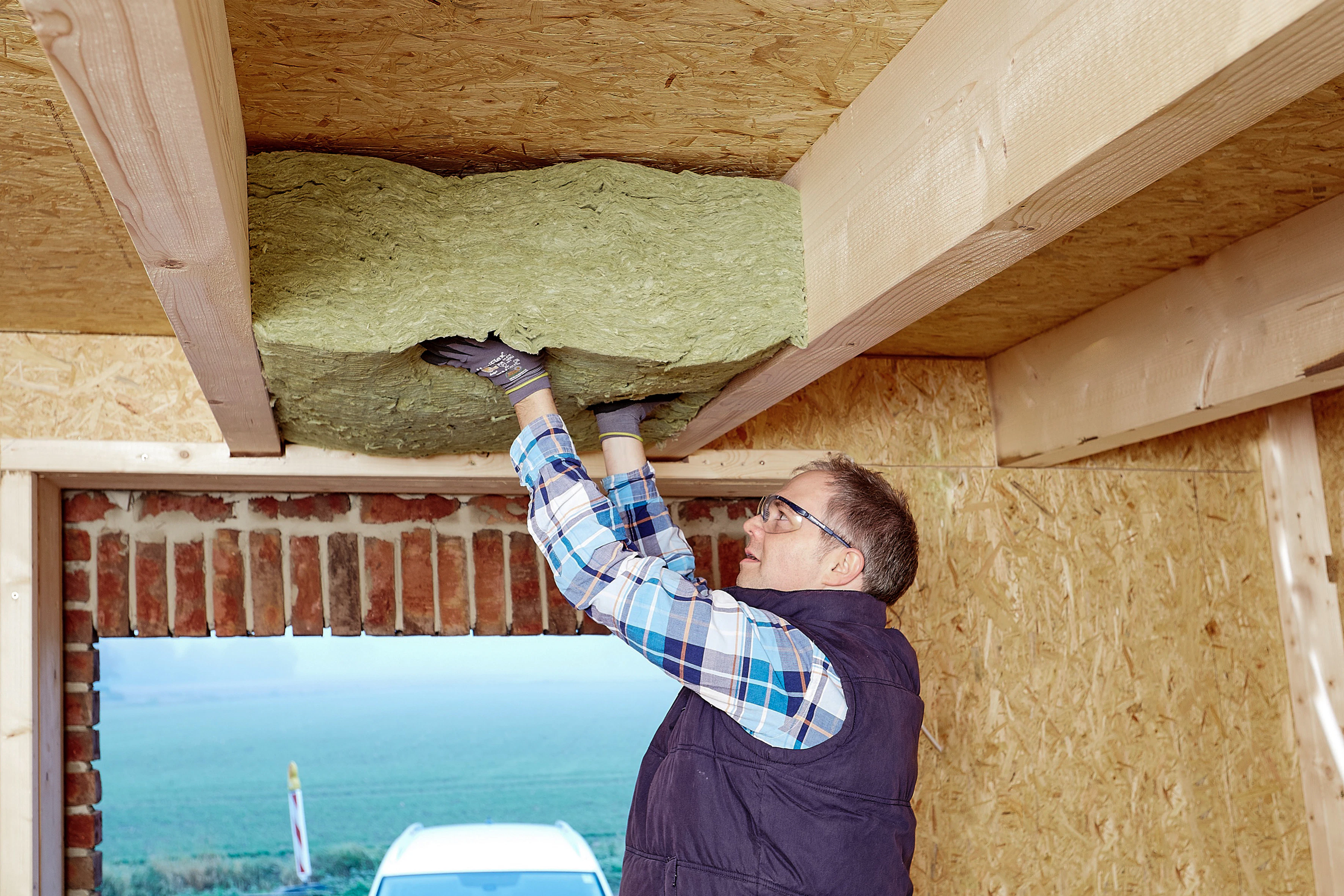 wooden beam ceiling, insulation, installation, installer, holzbalkendecke, broschüre holzbau, dämmung im holzbau, brandschutz, wärmedämmung, insulation in timber construction, fireproof, thermal insulation, presse, press, germany