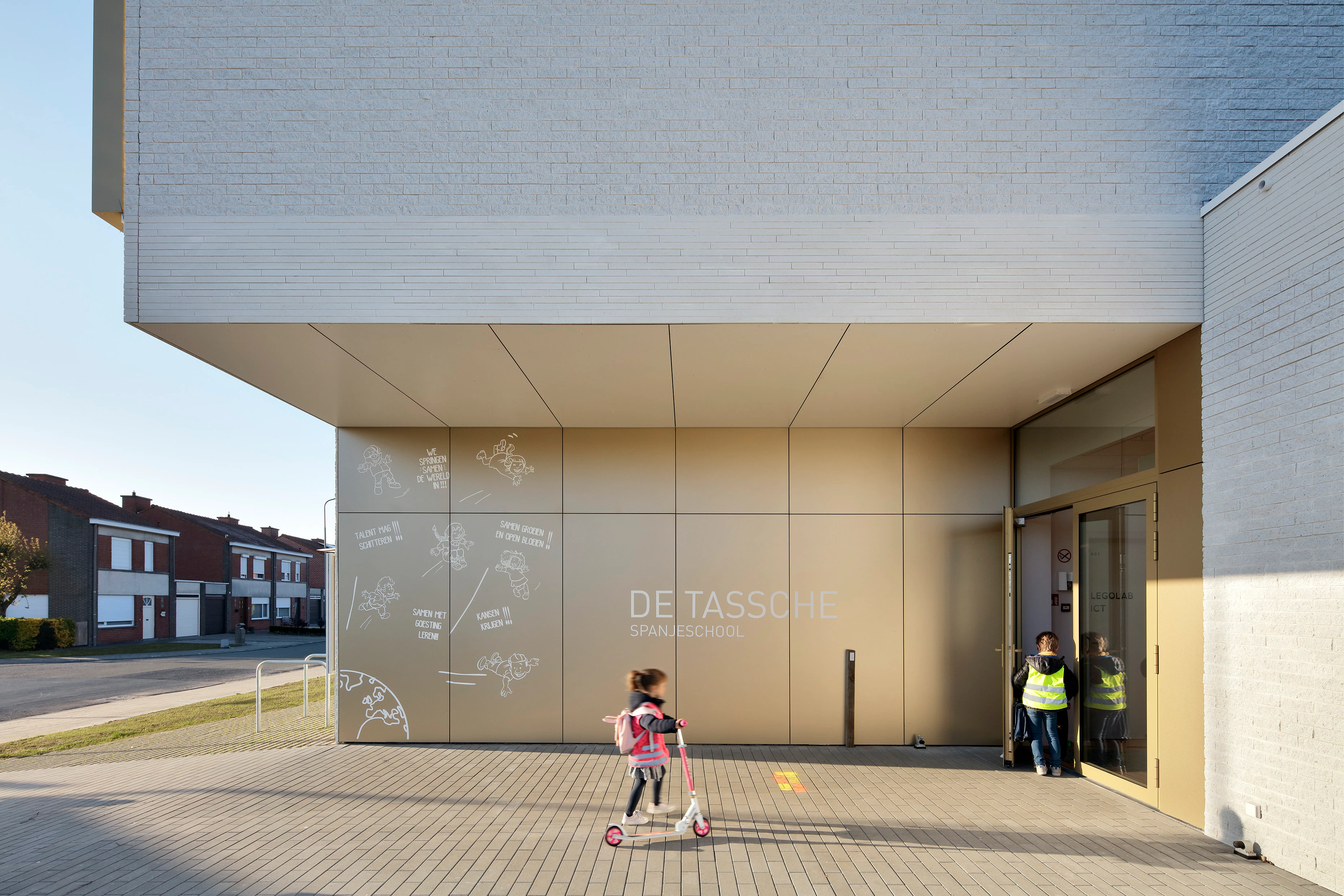 *HERO* Rockpanel case study
Rockpanel Metals De Tassche School
Rockpanel Metals Custom design