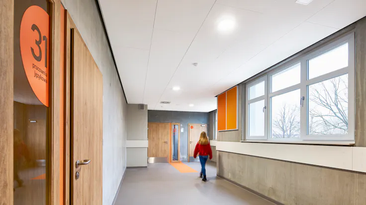 PL, Poznan, Marcin Sakson, Front Architects, Education, Rockfon Blanka, Rockfon Samson, A edge, 1200x600 white, orange