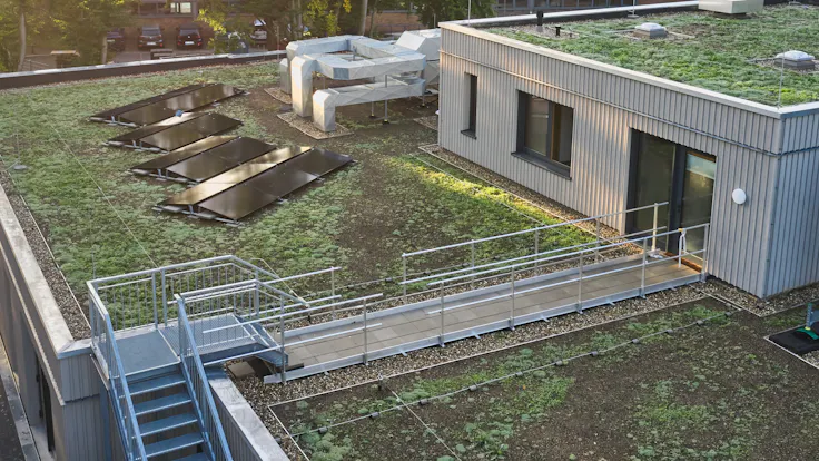 kita hilden, referenz kita hilden, Kindertageseinrichtung Am Holterhöfchen, flachdach pv-anlage, flat roof pv system, belastbares Flachdach, resilient flat roof, nachhaltiger Modulbau, sustainable modular construction, Flucht-/Rettungsweg, Job 706 Foto Behrendt (Hammes), Foto 019_Ausschnitt, Referenz, Germany
