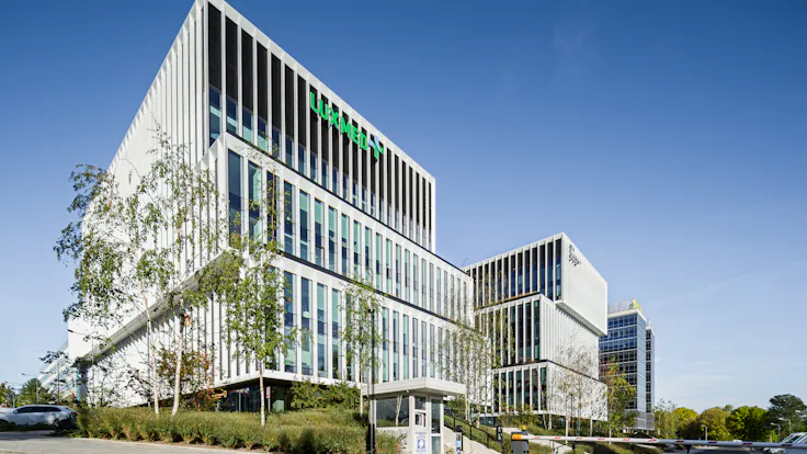 case study LAKESIDE WARSZWA office building BREEAM Outstanding certification, WELL Gold certification, E.ON Polska S.A. certification, Class A standard offices, and beautifully landscaped green surroundings - since the end of 2023, the prestigious Lakeside office and service complex has been operating in Warsaw’s Mokotów district, utilizing ROCKWOOL stone wool insulation materialsphotographer Rafal Chojnacki