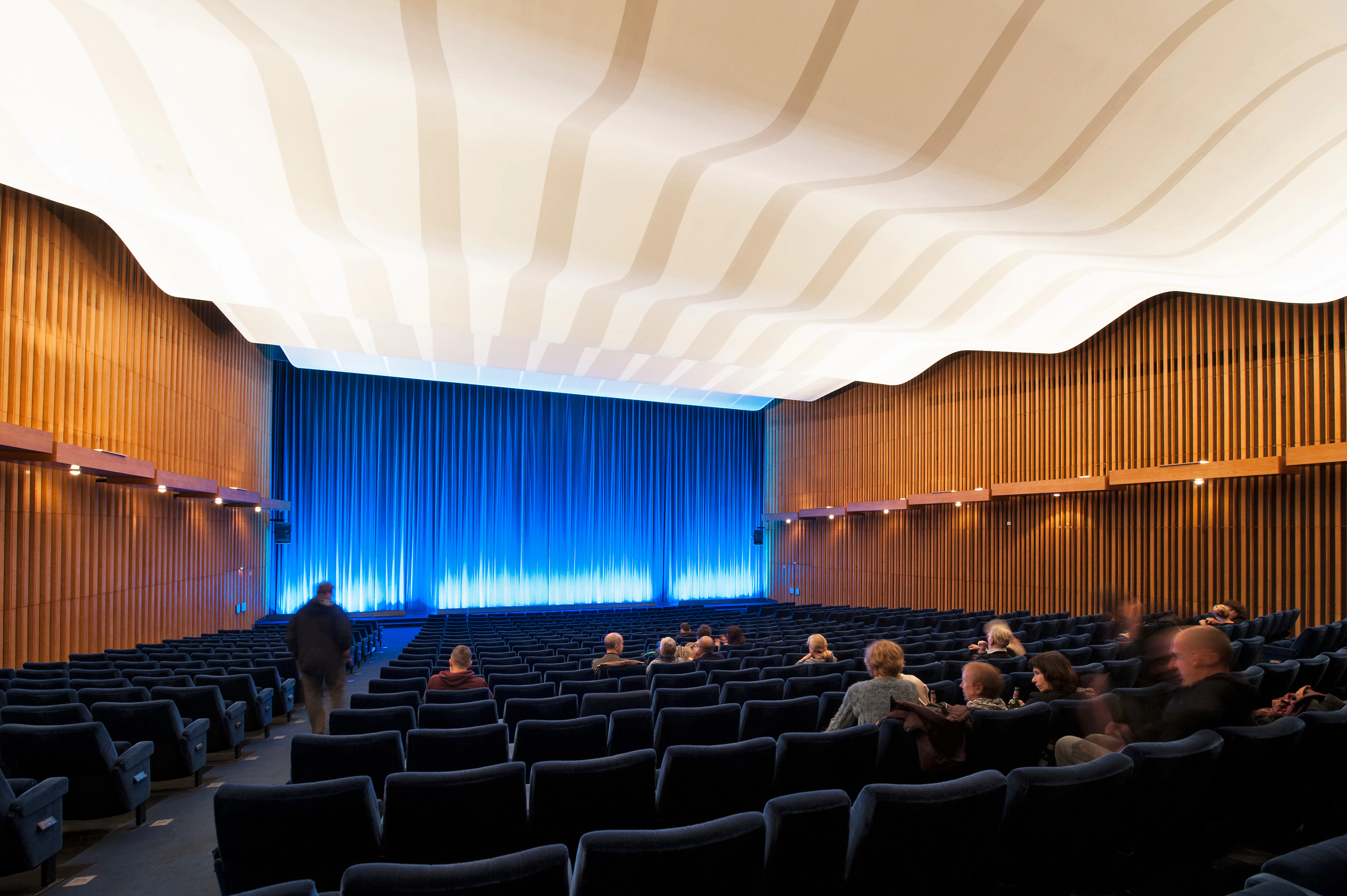 kino international berlin, renovation, blown-in insulation, insulation granulate, firesafe, fillrock rg, sanierung, einblasdämmung, steinwolle-granulat, nichtbrennbar, deckendämmung, press, presse, germany, Picdrop-Job Lenk 08.10.2025