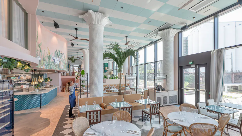 ksempel på pastellfarget himlingsdesign i en restaurant