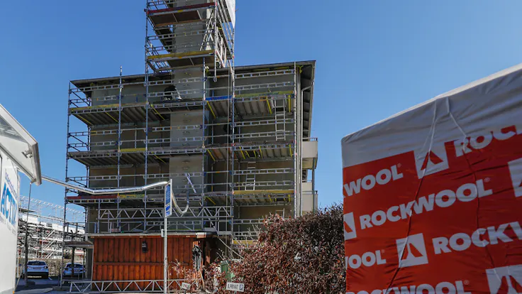 Geels Skovbryn. • Byggeperiode: 2022-2023 • Areal/kvadratmeter: 600 m2• Bygherre: A/B Geels Skovbryn• Entreprenør: Activ Isolering A/S• Underentreprenør: Hansens• Produkter: Facadebatts• Bygningstype: Boligforening, etagebyggeri