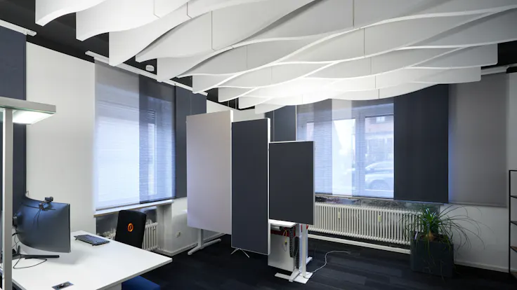 Cellular Office in Wegscheider office solution GmbH in Heßdorf-Hannberg Germany with Rockfon Senses Ac-Edge and Rockfon Contour Wave