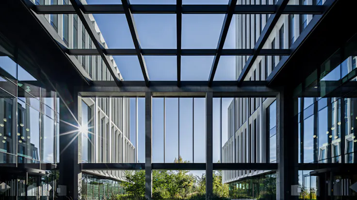case study LAKESIDE WARSZWA office building BREEAM Outstanding certification, WELL Gold certification, E.ON Polska S.A. certification, Class A standard offices, and beautifully landscaped green surroundings - since the end of 2023, the prestigious Lakeside office and service complex has been operating in Warsaw’s Mokotów district, utilizing ROCKWOOL stone wool insulation materialsphotographer Rafal Chojnacki