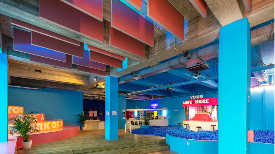Rockfon® Universal™ Baffle utilizado en el Museo Youseum, Ámsterdam, Países Bajos