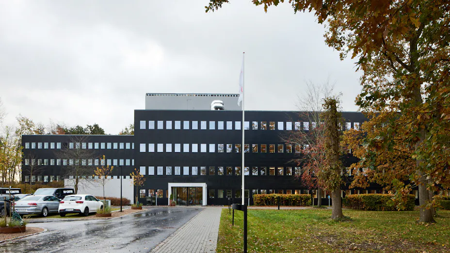 Außenansicht des Rockfon-Hauptsitzes in Hedehusene, Dänemark