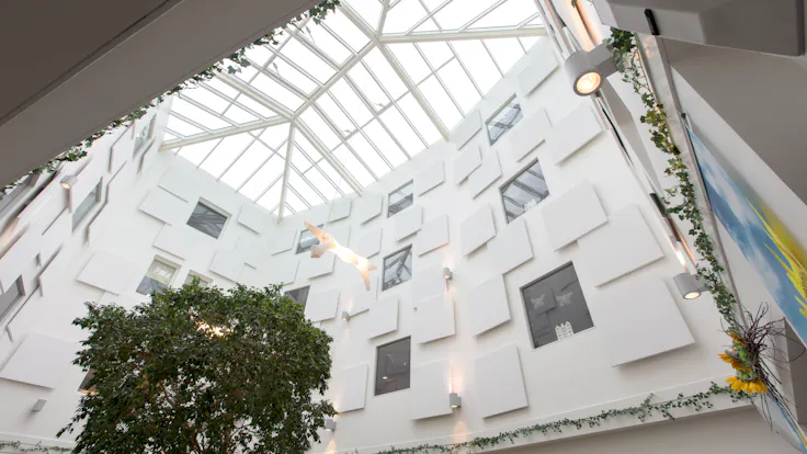 The Netherlands, Silvolde, Woonzorgcentrum De Schuylenburgh Azora, Fleurbaaij Totaalafbouw, Health, Reception, Corridor, Rockfon Eclipse Wall, Be-edge, 1160x1160, white