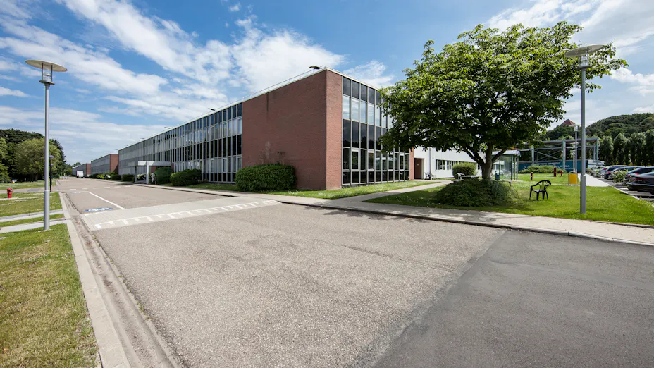 Rockfon Sonar dB installed in manufacturing building for optimal acoustics and sound absorbing performance.