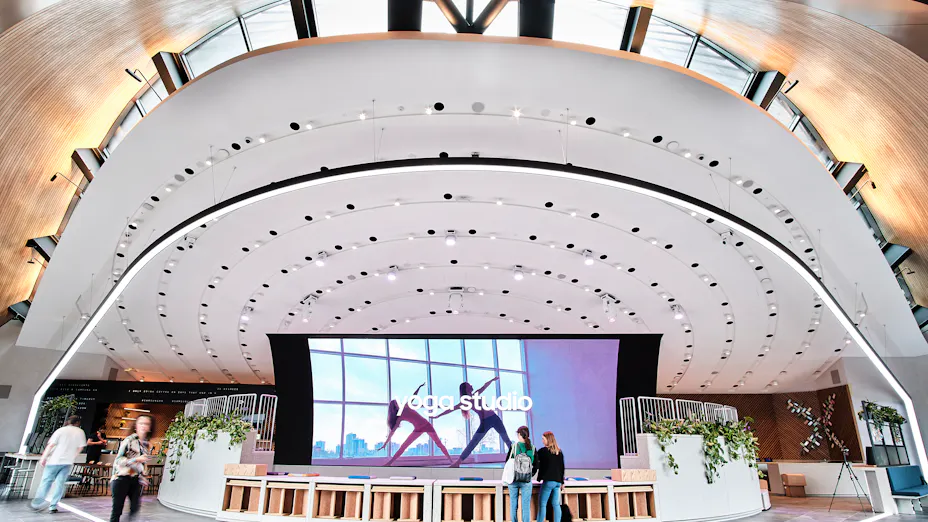 salle d'exposition avec plafond acoustique moderne