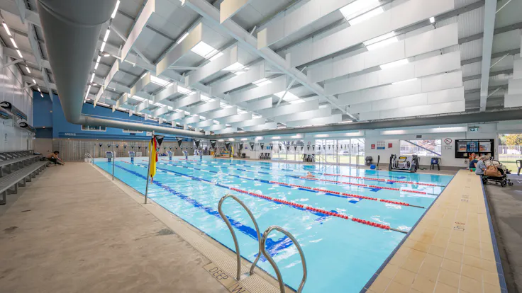 Swimming Pool in CentrePoint Sports and Leisure Centre in Sydney with Rockfon Humitec Baffle 4F-Edge