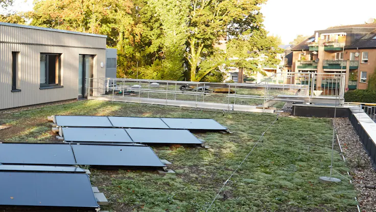 kita hilden, referenz kita hilden, Kindertageseinrichtung Am Holterhöfchen, flachdach pv-anlage, flat roof pv system, belastbares Flachdach, resilient flat roof, nachhaltiger Modulbau, sustainable modular construction, PV-Anlage, Job 706 Foto Behrendt (Hammes), Foto 053_Ausschnitt, reference, Referenz, Germany