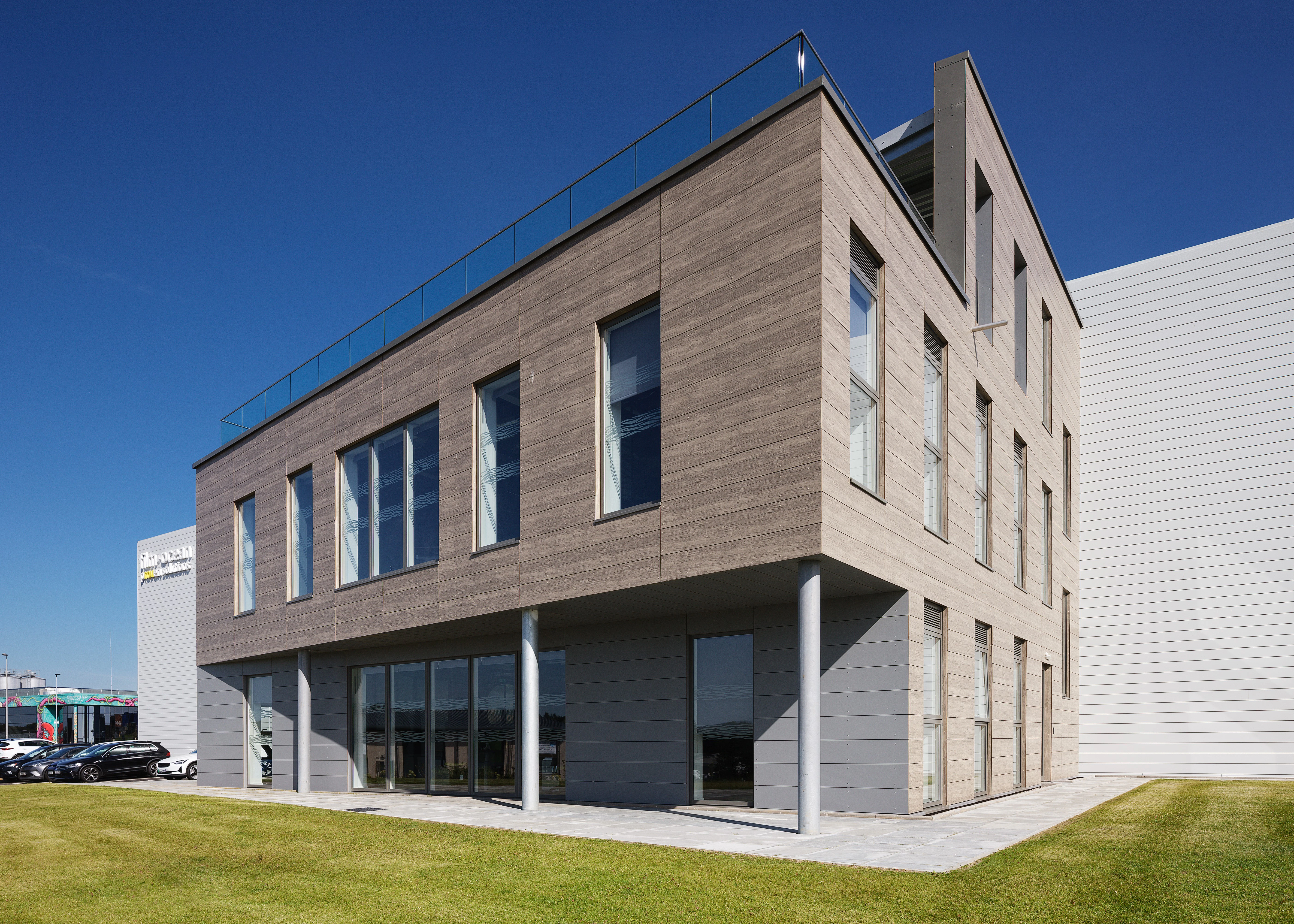 Case Study, Film Ocean, UK, Rockpanel Woods (Rhinestone Oak) Rockpanel Colours (RAL 7037).
