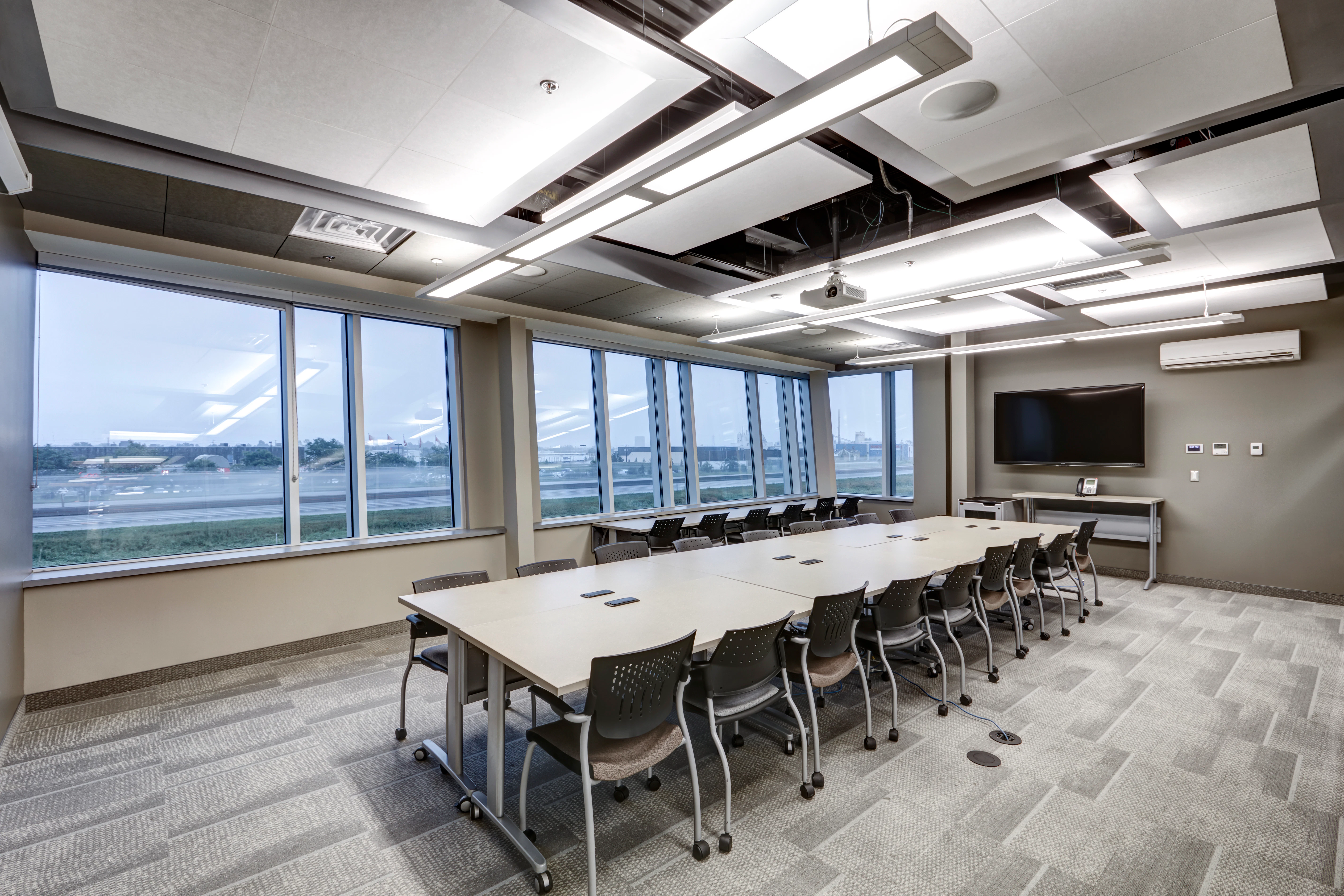 ROXUL ROCKFON Head Office,Milton,ON,Canada,2230m²,SRM Architects,Lorilie Ratz,Roxul Inc.,Canaan Construction Inc.,Patene,LEED,Bochsler Creative,ROCKFON Alaska,ROCKFON Color-all,ROCKFON Island,Chicago Metallic Infinity,CDX-edge,2x2,4x4,4x6,white,clay,satin silver,Chicago Metallic 1200 HRCmax
