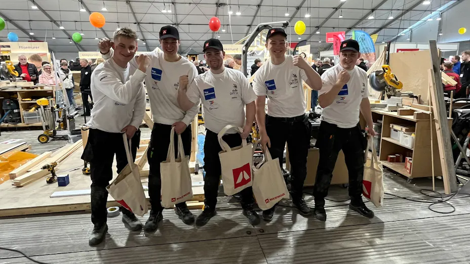 Lars Corneliussen til DM Skills 2024 sammen med sine konkurrencedeltagere i tømrerfaget