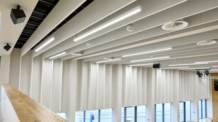 Auditorium in Lichtbergschule in Eiterfeld Germany with Rockfon Contour A-Edge