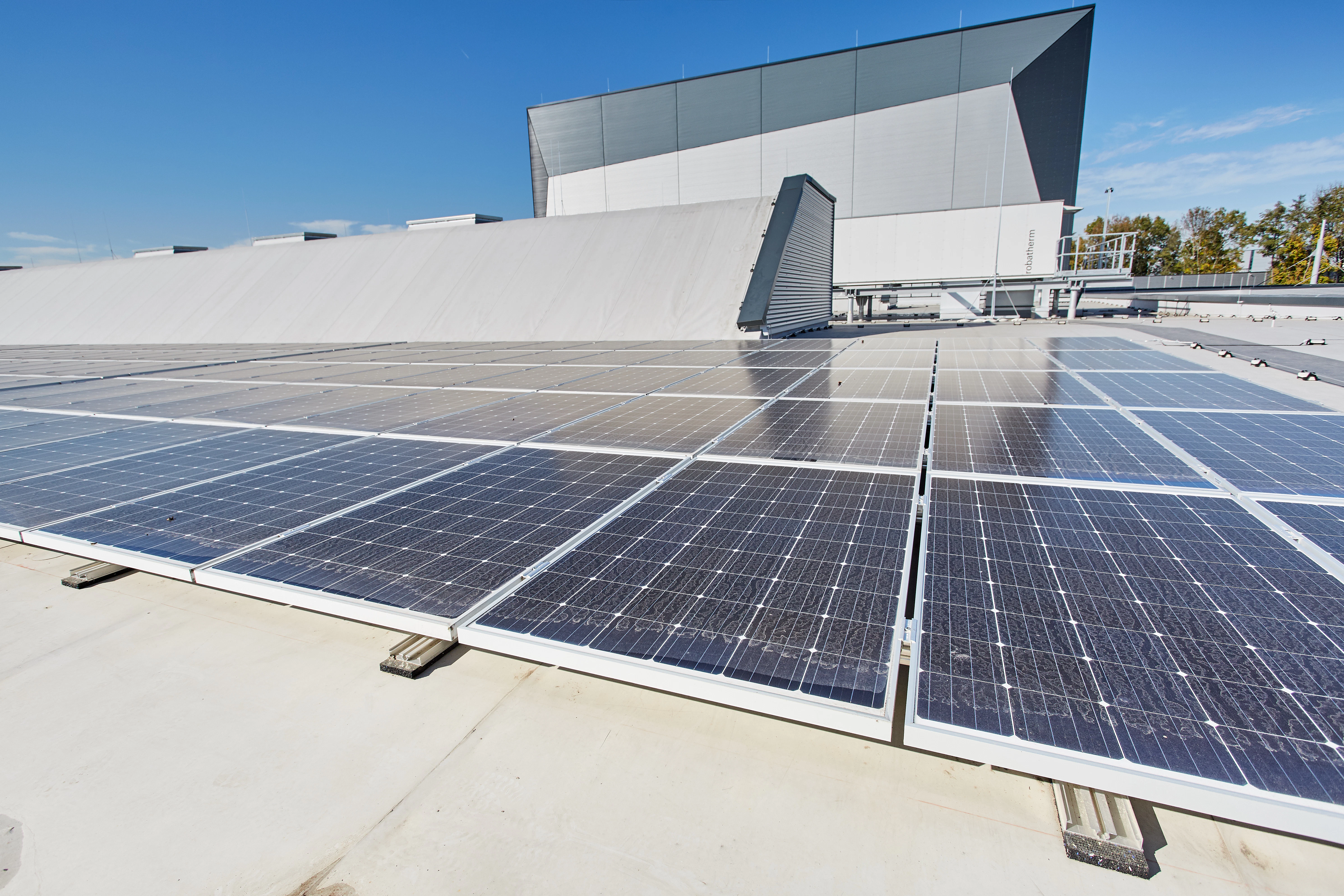 flatroof, flat roof, fri, FRI, Flachdach, insulation, Solarrock, solar panel, solar panels, PV, PV-Anlage, Photovotaik, higher stressed flat roof, höher beansprucht, walkway, Wartungsweg, Germany, SEW Bruchsal 10/2017, Job 5091 (Verlängerung ist vor Ablauf der Nutzungsdauer bei SEW zu beantragen)